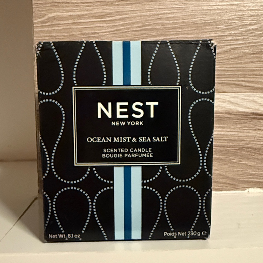 NEST Fragrances Ocean Mist & Sea Salt Candle - Black and Blue
